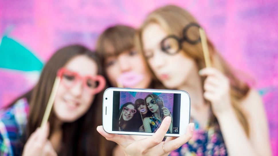 Fake friends! Zodiile de care să te ferești: în față îți zâmbesc, dar pe la spate îți judecă fiecare gest