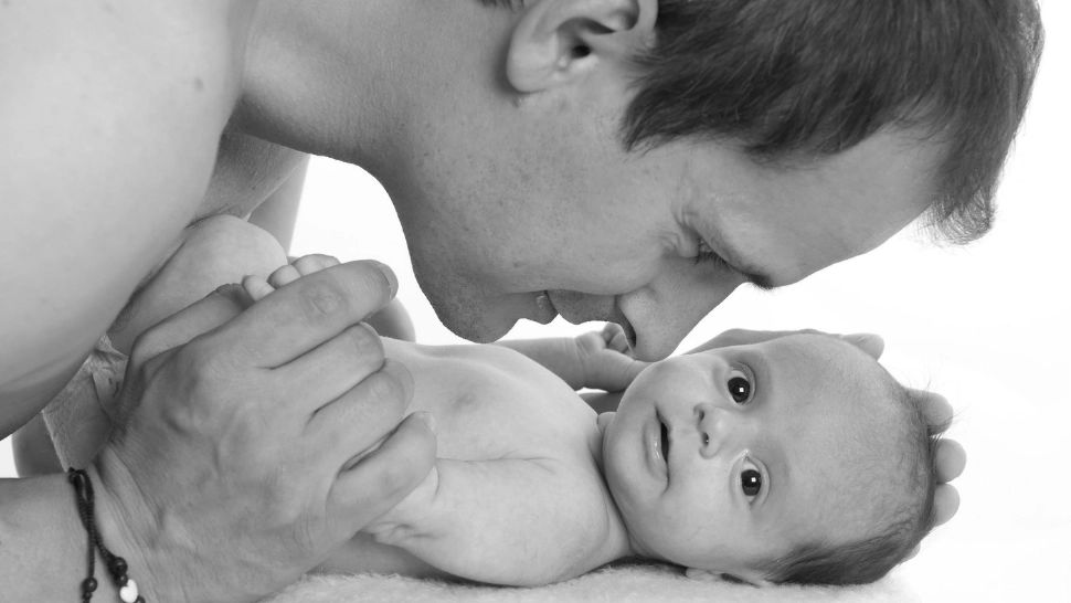 Concediu parental pentru toți taţii care au calitatea de salariat. Iohannis a aprobat legea