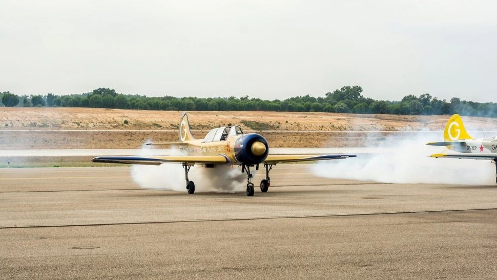 Două avioane de mici dimensiuni s-au ciocnit în aer în timpul unui show aviatic. Un pilot a murit - VIDEO