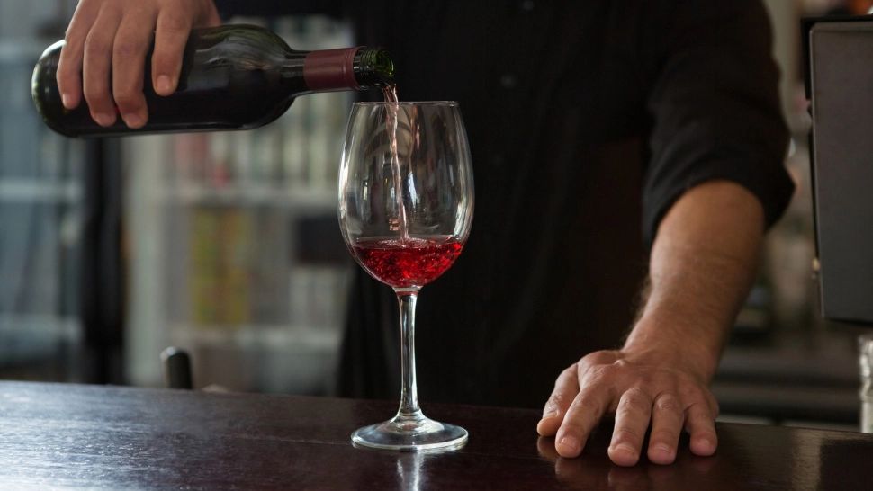 Tinerii care consumă alcool, risc de 4 ori mai mare de a deveni dependenţi la maturitate! Specialiștii avertizează: aproximativ 200 de boli, asociate