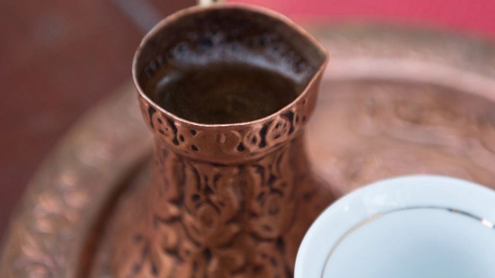 Cum se citește corect în cafea? Puțini știu că există o serie de reguli care trebuie respectate cu strictețe