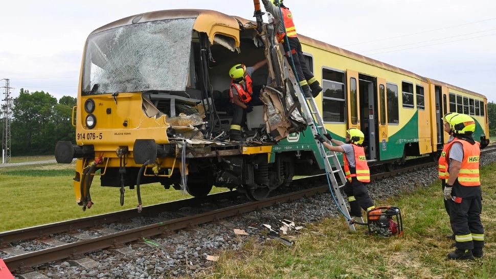 Tragedie pe calea ferată! Patru morţi şi zeci de răniţi după ce două trenuri s-au ciocnit în Cehia