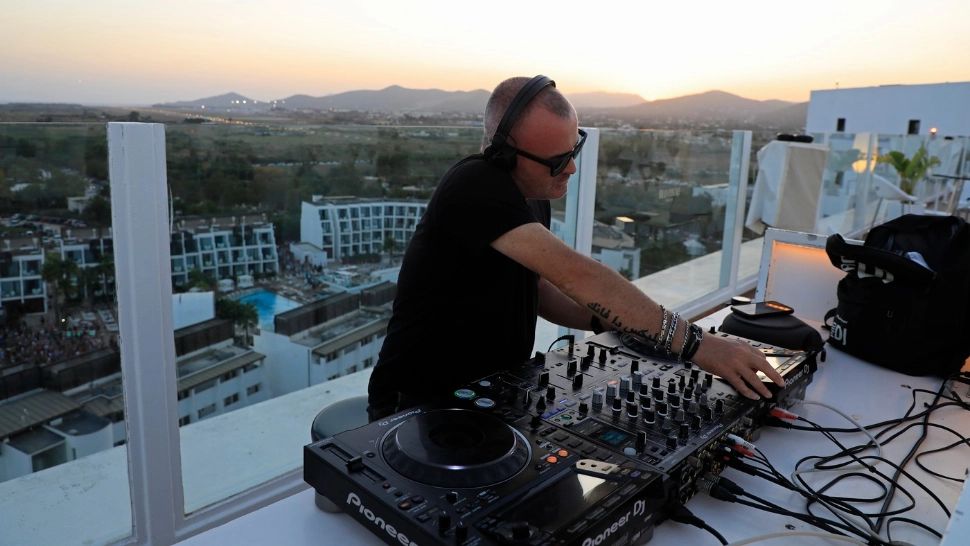 Scandal în lumea DJ-ilor tineri. Un renumit festival din Insula Ibiza le cere sume uriașe ca sa-i lase pe scenă