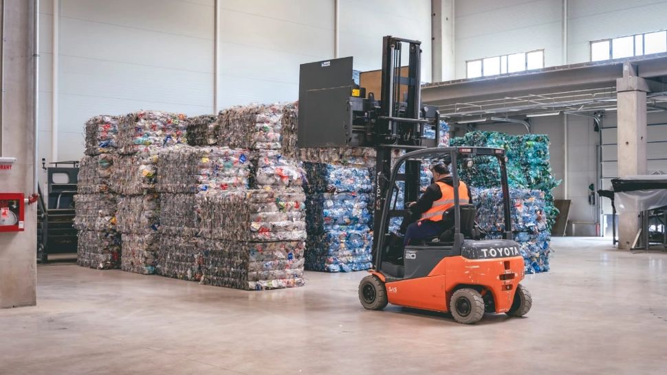 SGR la 6 luni: Mai puține emisii de CO2, mediu mai curat, economii de resurse și energie, datorită ambalajelor trimise de RetuRO spre reciclare (P) 