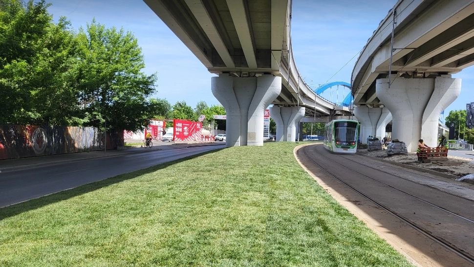 Zona de sub pasajul rutier de la Mihai Bravu a fost îmbrăcată cu rulouri de gazon - FOTO