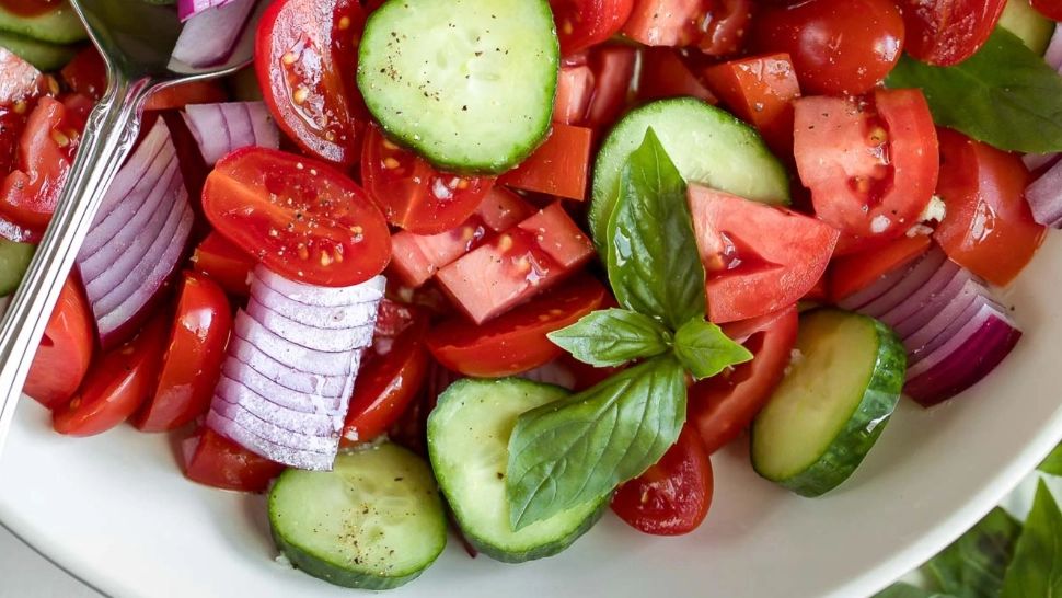 De ce NU trebuie să mai mănânci roșii cu castraveți. Combinația preferată de români vara, coșmarul medicilor!