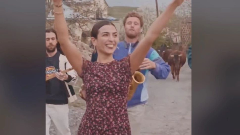 Surpriză: melodie veche românească, interpretată de străini - VIDEO