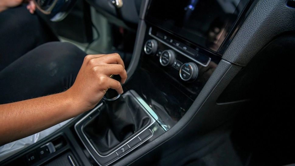 Ai voie să conduci mașină manuală, dacă școala de șoferi ai făcut-o pe automată?