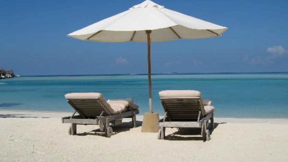 Cât te costă să închiriezi un șezlong pe litoralul românesc anul acesta. Surprize și la prețurile la bere