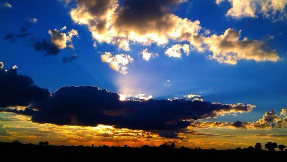 Vremea extremelor: alerte meteo cod portocaliu de CANICULĂ și FURTUNI ELECTRICE. Zonele lovite de grindină