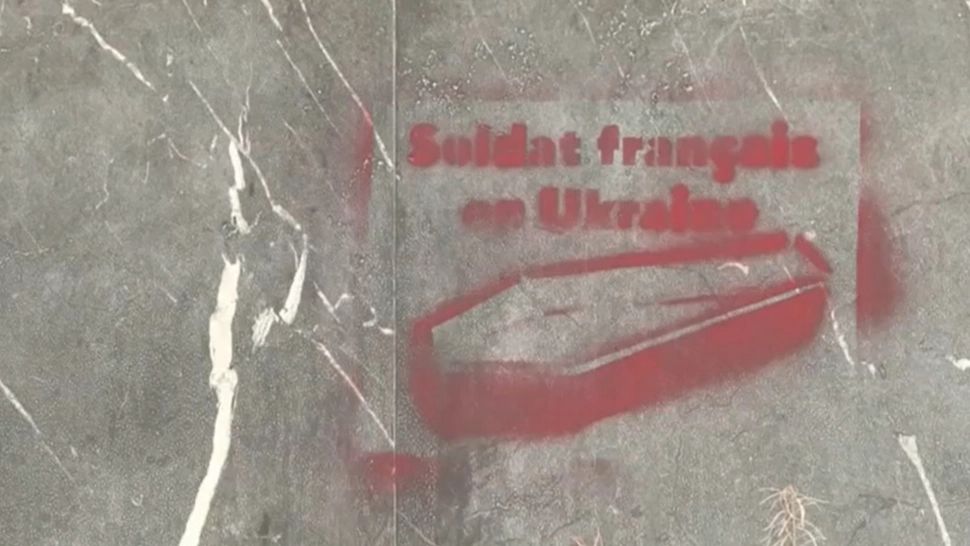 Cetățeni moldoveni, arestați în Franța. Au umplut zidurile Parisului cu graffiti "soldaţi francezi în Ucraina”