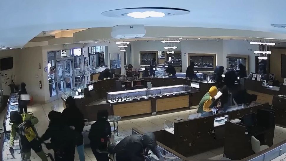 De ce ai nevoie ca să golești un magazin de bijuterii? De 20 de hoți și doar câteva minute VIDEO