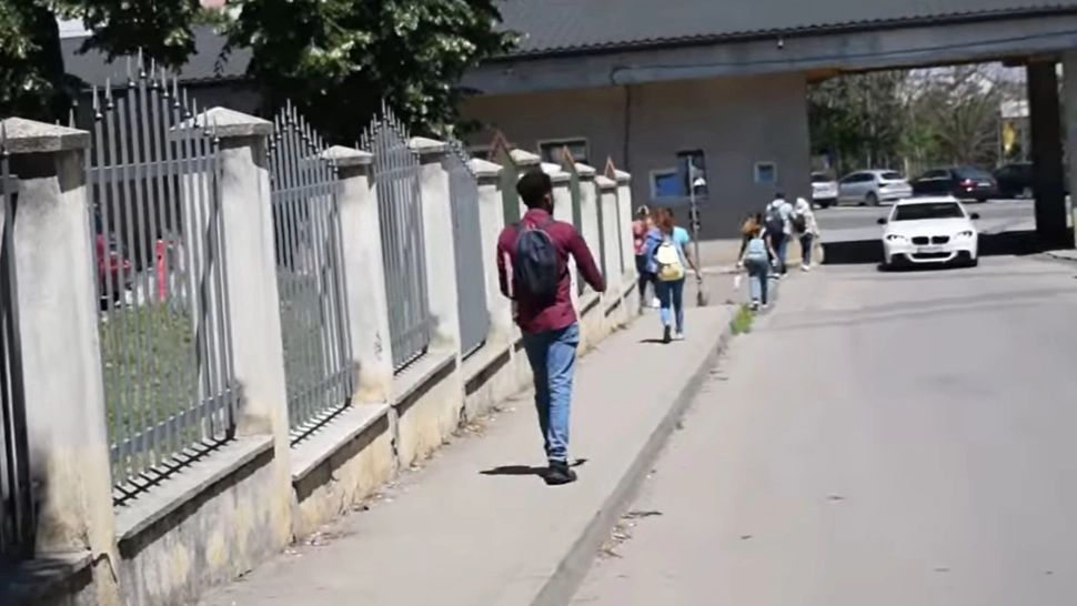 Scandal la o fabrică de confecții din Botoșani. Mai mulți muncitori străini au reclamat la 112 că sunt ținuți ostatici. Patronii îi acuză că s-au angajat doar pentru a migra ilegal în alte țări- VIDEO