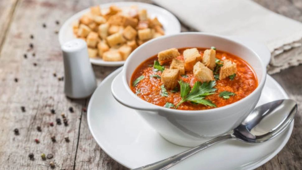 Ciorba de roșii, un deliciu de vară. Când trebuie să adaugi, de fapt, sarea pentru a nu compromite preparatul