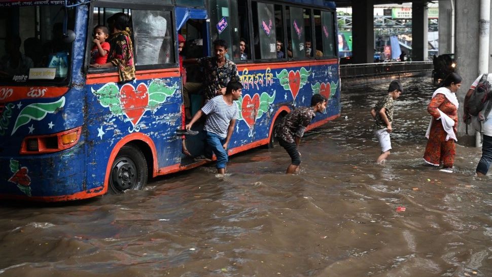 Un milion de oameni fuge de furia naturii. Aici Oceanul le înghite orașele