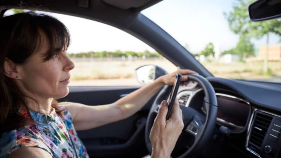 Este legal să vorbești la telefon pe difuzor? Ce AMENDĂ primești dacă ești prins cu telefonul la ureche