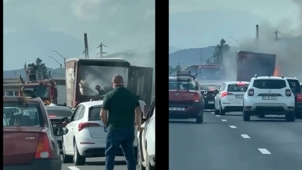 Un TIR a luat foc pe un sens al DN 1, la Băneşti. Traficul este blocat în zonă