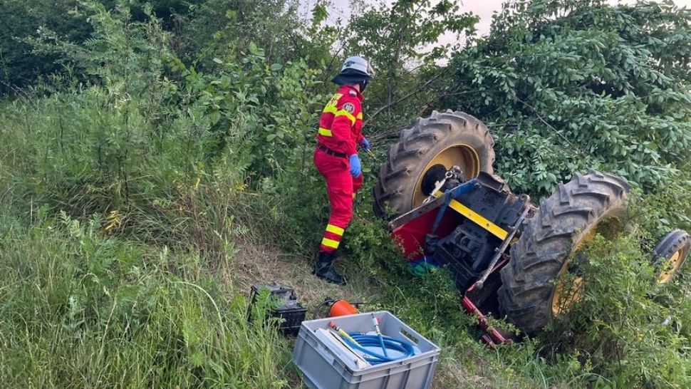 A scăpat ca prin urechile acului. A fost la un pas de moarte, după ce a căzut tractorul peste el