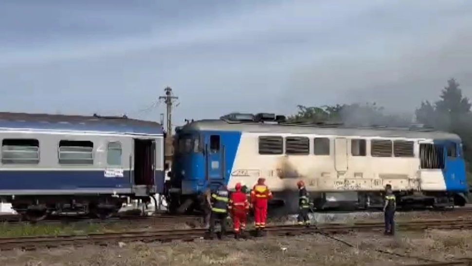 VIDEO. Locomotivă în flăcări, în stația Strejești. Trenul a avut întârziere de 2 ore