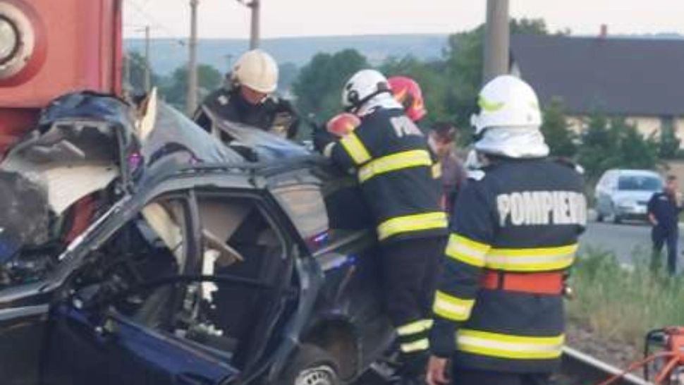 Accident grav în Suceava. Autoturism lovit de tren la o trecere la nivel cu calea ferată fără bariere. Șoferul nu a supraviețuit impactului