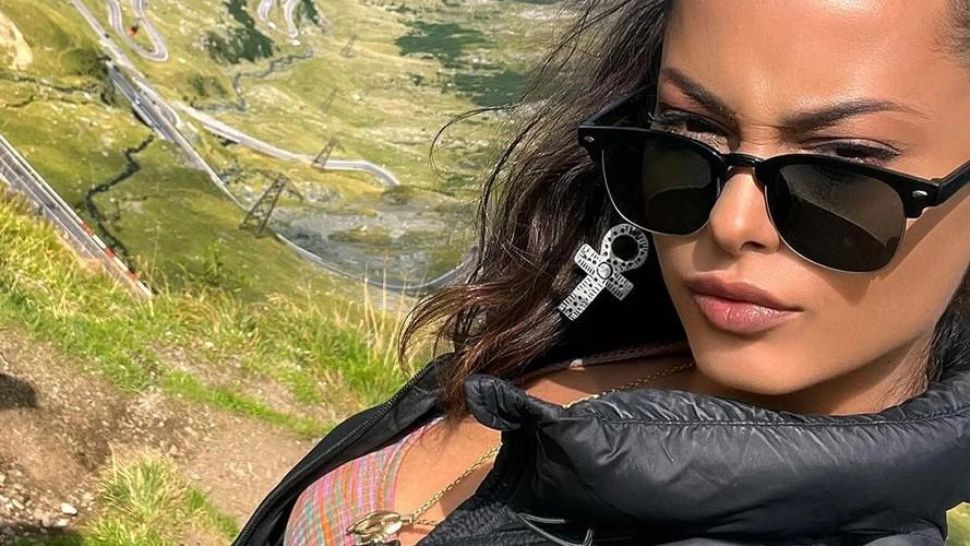 Ea este cântăreața care a plecat din România și acum face valuri pe platformele interzise - VIDEO