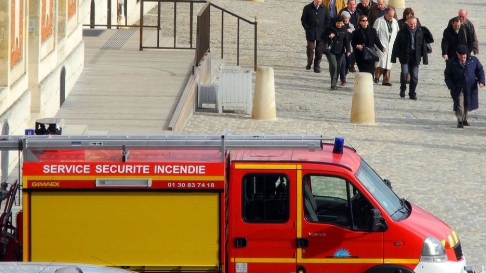 Incendiu la Palatul Versailles. Vizitatorii au fost evacuați. De la ce a luat foc acoperișul