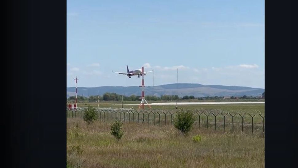 Incident pe aeroportul din Brașov. Aterizare ratată a unui avion ce venea de la Londra VIDEO