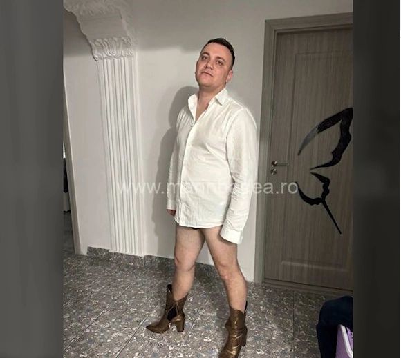 Imagini halucinante cu subprefectul județului Călărași: bărbatul, fotografiat în chiloți, dar și cu pistolul la spate, dansând