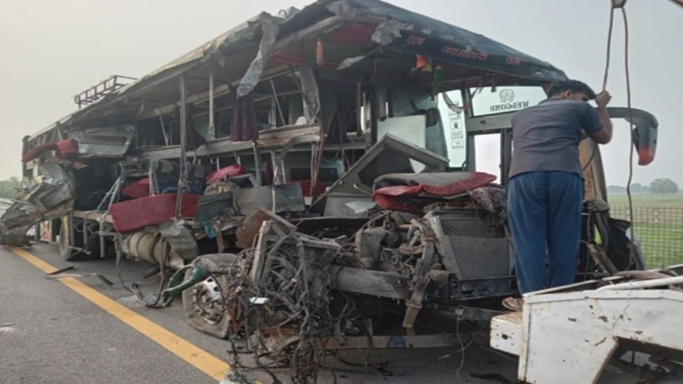 Impact devastator între un autobuz și un camion, pe o șosea din India: 18 morți și 19 răniți