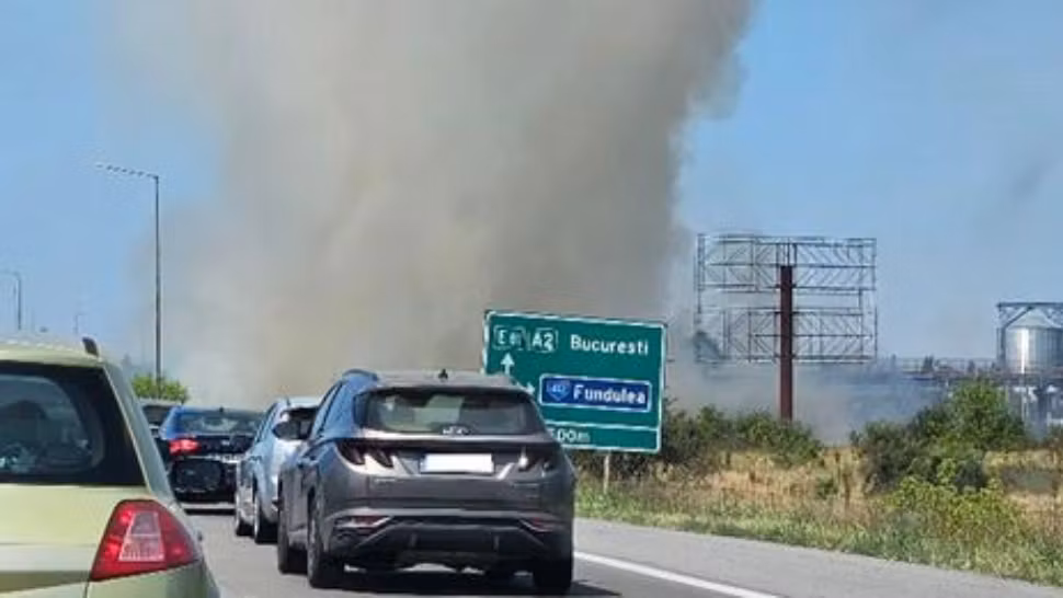 Incendiu de proporții pe Autostrada Soarelui. Traficul rutier a fost întrerupt pe ambele sensuri, în zona Fundulea