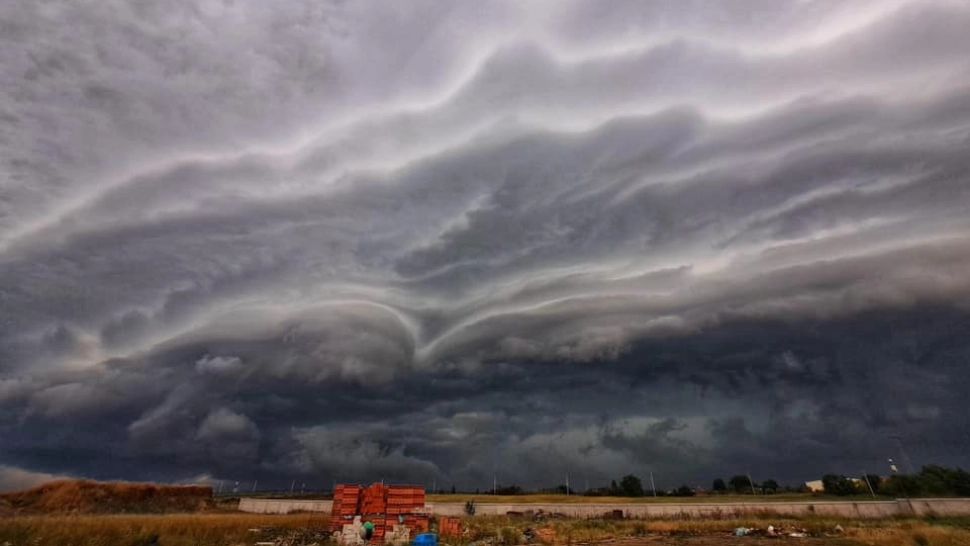 Dezastru în toată țara, după furtunile violente: copaci culcați la pământ, acoperișuri smulse de vânt, case și drumuri inundate. UPDATE bilanț ISU - VIDEO