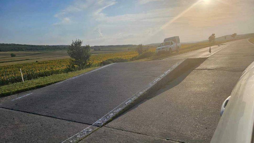 Atenție, șoferi! O bucată de asfalt de pe traseul Bălți-Chișinău s-a ridicat din cauza temperaturilor ridicate. Imagini uluitoare