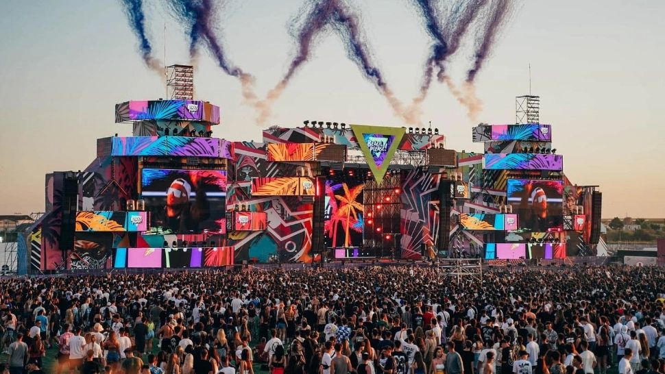 Melodii cu versuri halucinante, noua generație intoxicată. Ce s-a cântat pe scena „Beach Please”