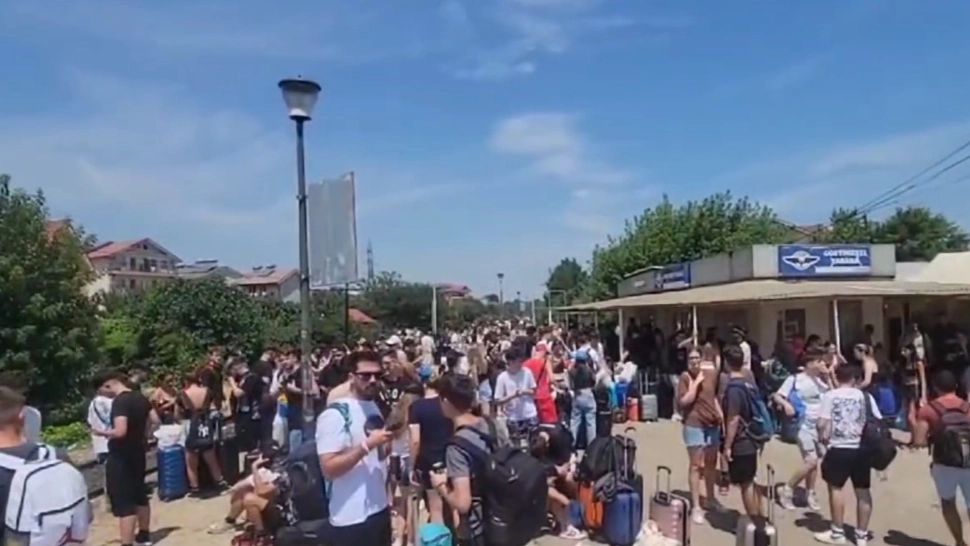 Revoltător: sute de tineri așteaptă trenul la Costinești în soare, pe o căldură infernală! Reacția haluciantă a CFR - FOTO& VIDEO
