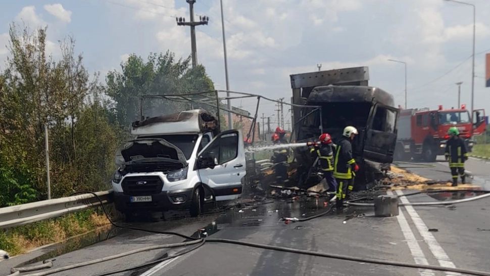 Incendiu masiv la granița României după impactul violent între 3 TIR-uri. Autoritățile au intervenit de urgență