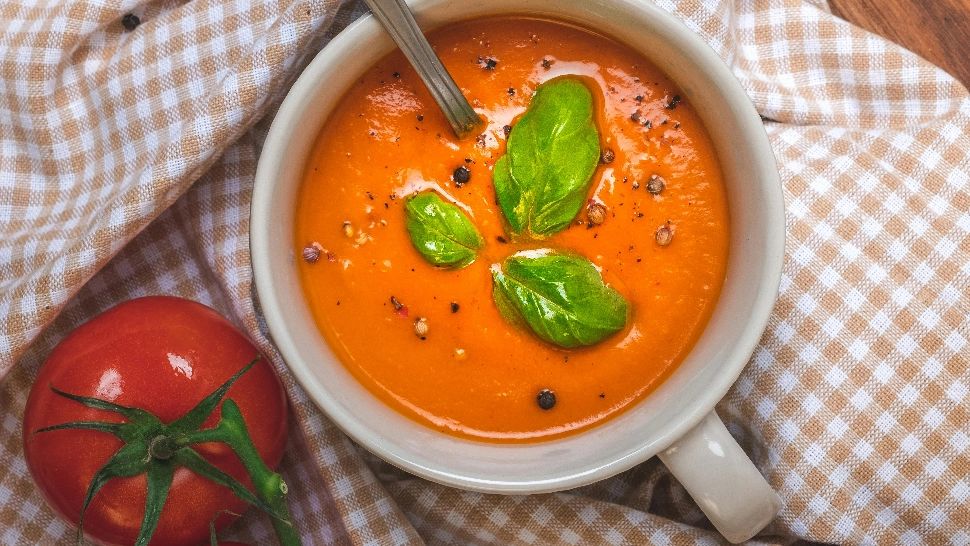 Beneficiile pe care le are supa de roșii. Sigur nu știai că este mai eficientă decât fructul, în sine