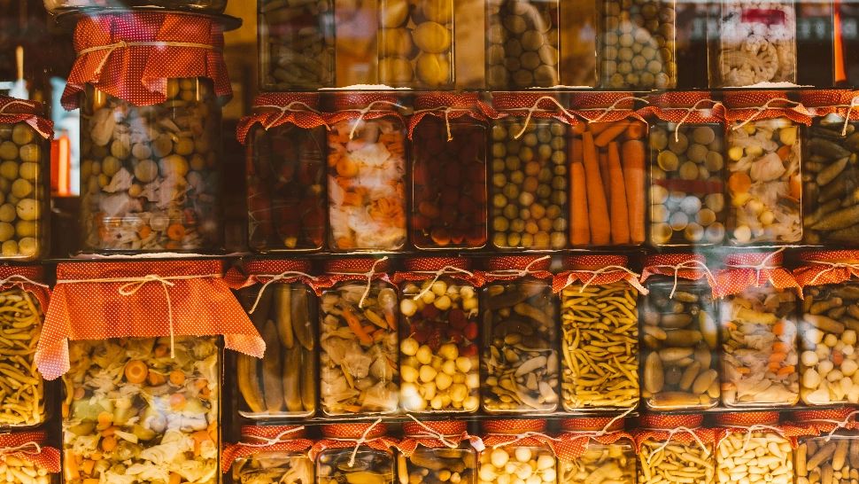 Cum poți conserva alimentele în mod natural. Trucurile pe care le foloseau bunicii în bucătărie