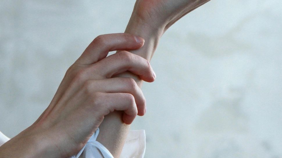 De ce amorțesc mâinile și picioarele. Când ar trebui să te îngrijoreze acest simptom?