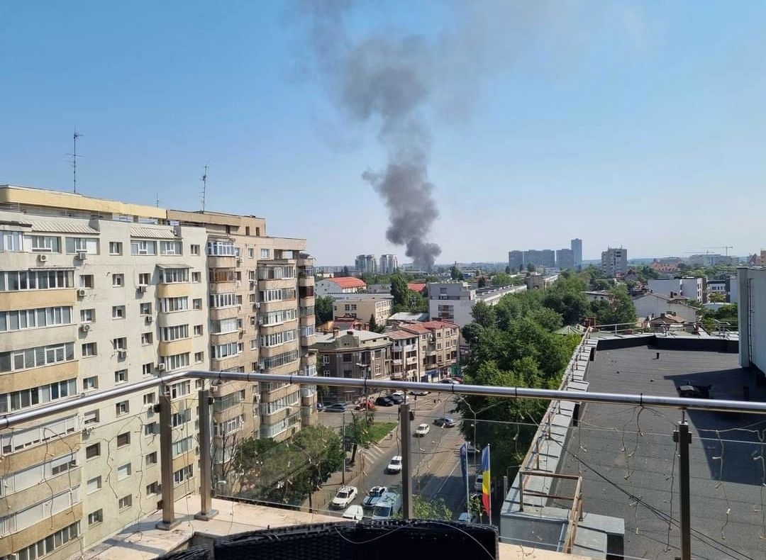 Incendiu de proporții în București. Pompierii intervin cu mai multe autospeciale. Traficul este blocat 
