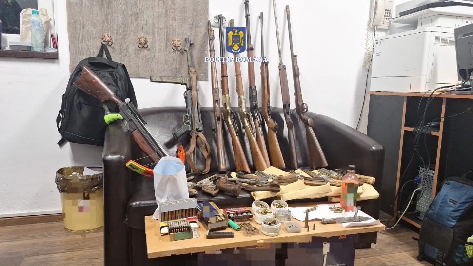 Percheziții în județul Tulcea, inclusiv în casa unui fost profesor: polițiștii au confiscat muniție letală, arme și o grenadă activă - FOTO