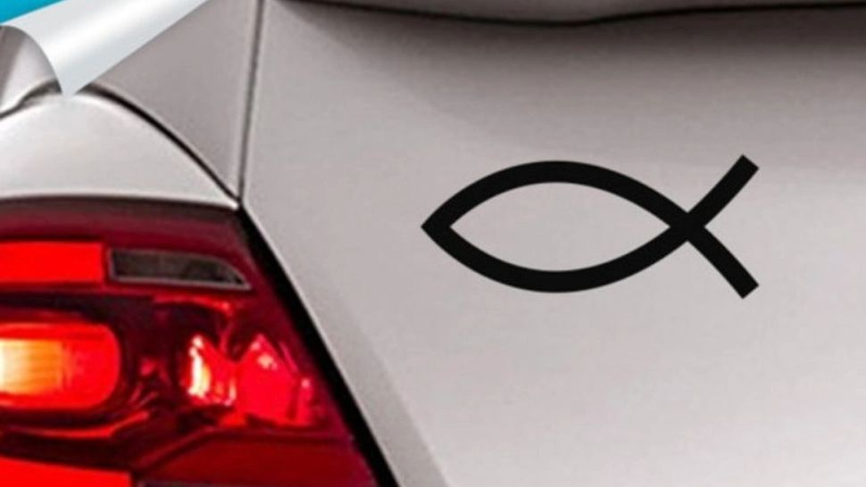 Ce înseamnă acest simbol pe care îl vedem tot mai des pe maşini. Aproape nimeni nu ştie ce înseamnă