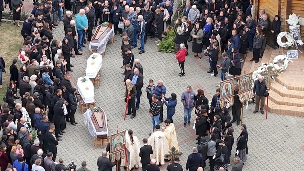 Accident Suceava. Scene sfâșietoare la înmormântarea părinților și celor 2 copii minori uciși de șoferul de TIR care a adormit la volan. A fost declarat doliu local