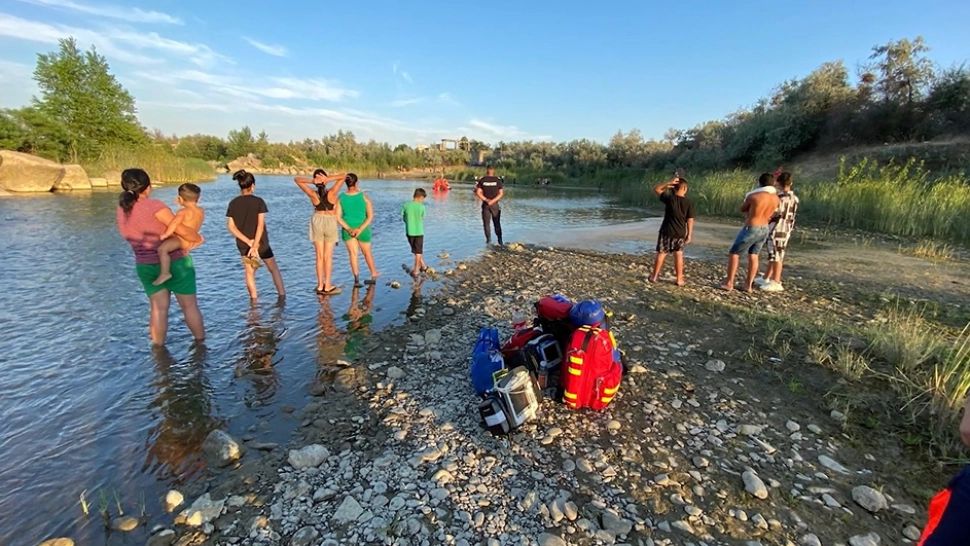 Au intrat în râu să se răcorească, dar nu au mai ieșit! Tragedie uriașă pentru o familie din Buzău