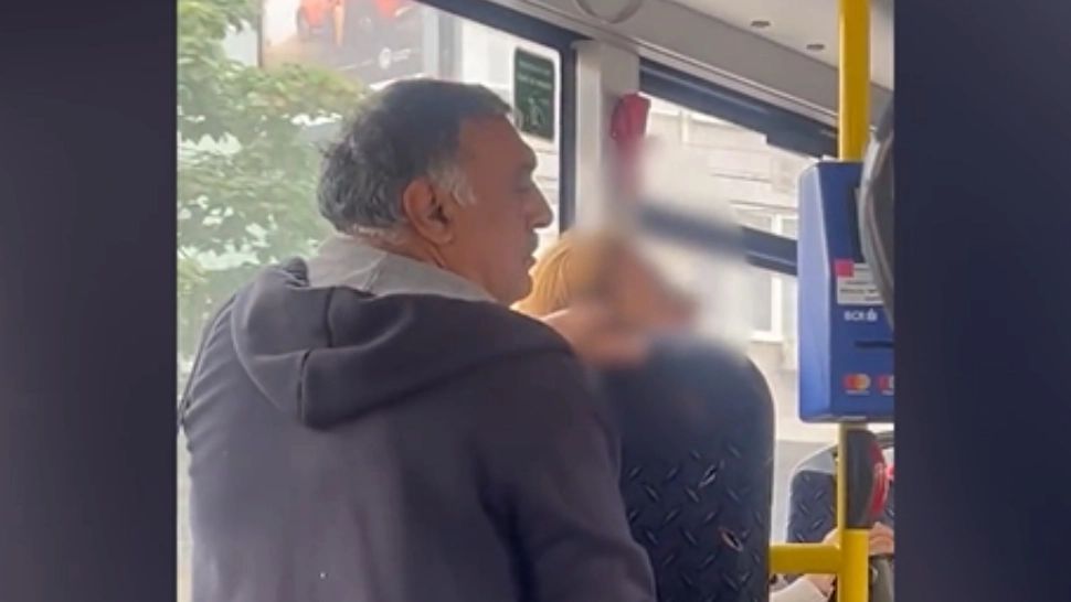 Bărbat, căutat de polițiști după ce a făcut gesturi obscene într-un autobuz din Cluj. Călătorii au fost îngroziți
