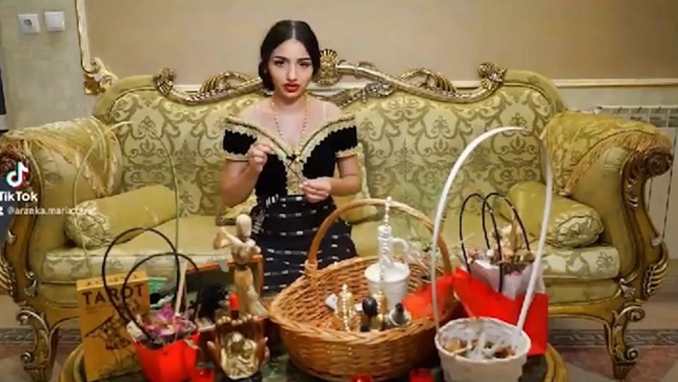 O tânără care pretindea că e vrăjitoare, reținută de polițiști. Suma halucinată cerută unei cliente ca să o scape de blesteme