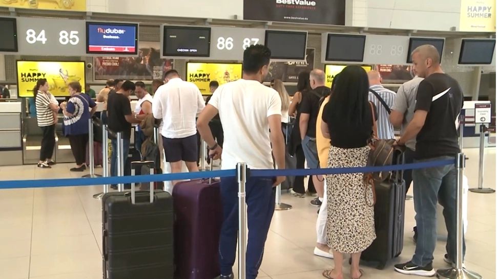 Conducerea TAROM se întâlnește în regim de urgență cu angajații! Zeci de zboruri ANULATE: oamenii au dormit pe bănci și bagaje: haos uriaș pe Otopeni