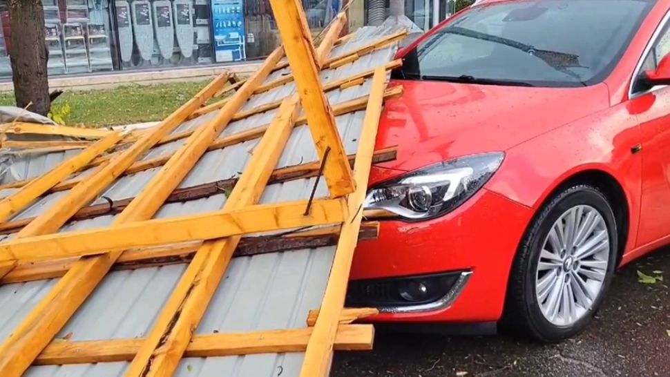 Acoperisul unui bloc din Giurgiu, smuls de vânt! A căzut peste două maşini, într-una dintre ele fiind o persoană