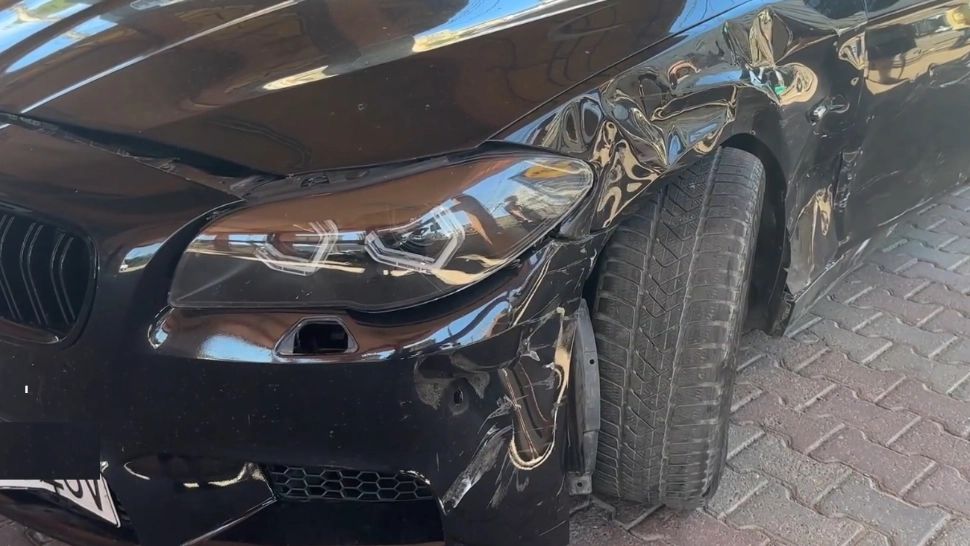 Dubă de poliție, în care se aflau deținuți, lovită de un superbolid condus de o șoferință de 19 ani - VIDEO