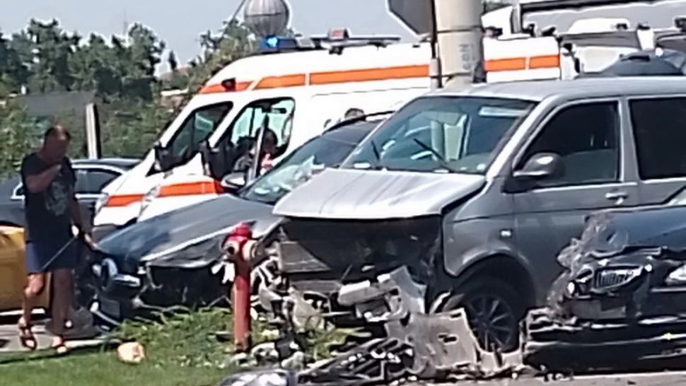 Accident grav, în Oradea: trei mașini s-au făcut ghem, în urma unui impact deosebit de violent