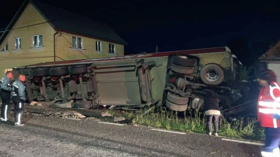 Accident grav, în jud. Harghita: o victimă, după ce un tir s-a răsturnat și s-a înfipt într-o casă de pe marginea drumului